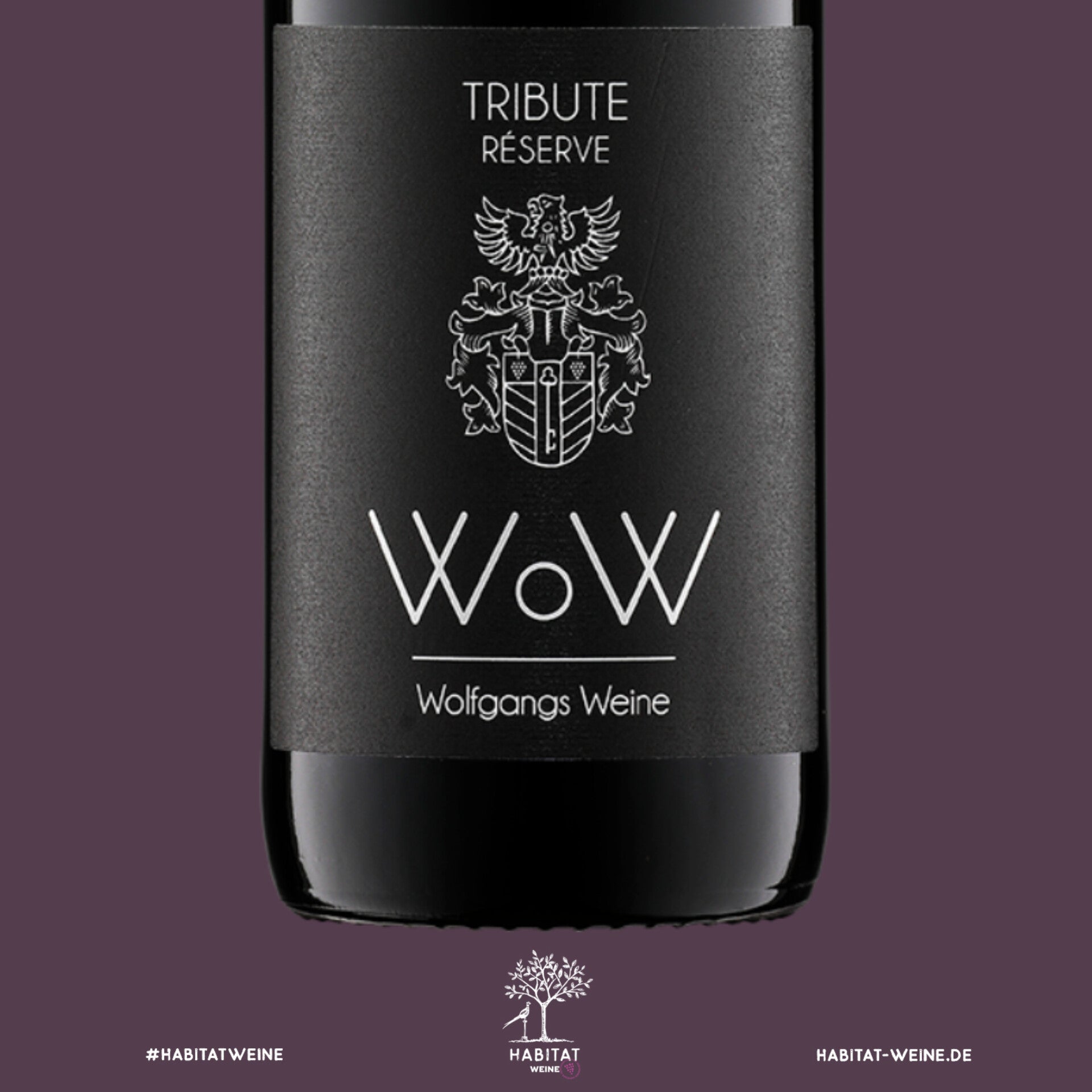 Flasche Tribute freigestellt mit Lila Hintergrund. Unter der Flasche das neue Logo der Habitat Weine eG mit Baum und Fasan